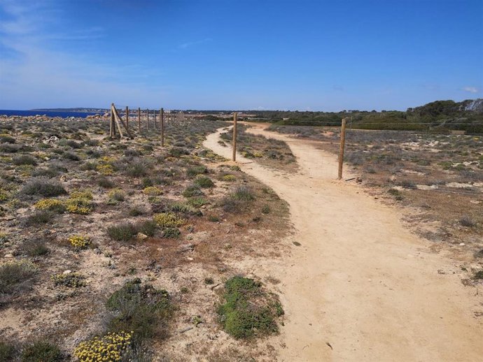 Vallado de la finca s'Estalella que corta un camino de paso.