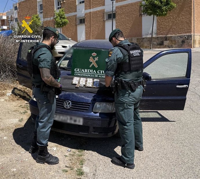 Hachís intervenido en el vehículo interceptado en la A-7 en Huércal-Overa (Almería).