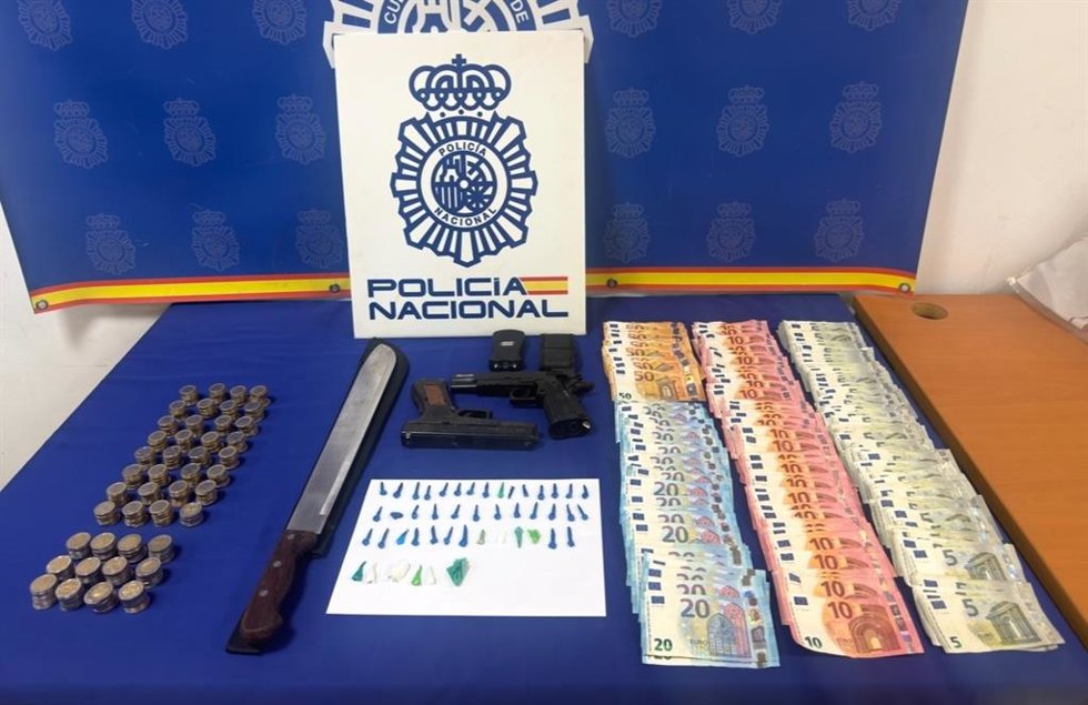 Droga y dinero invertenido en cuatro viviendas en Algeciras.