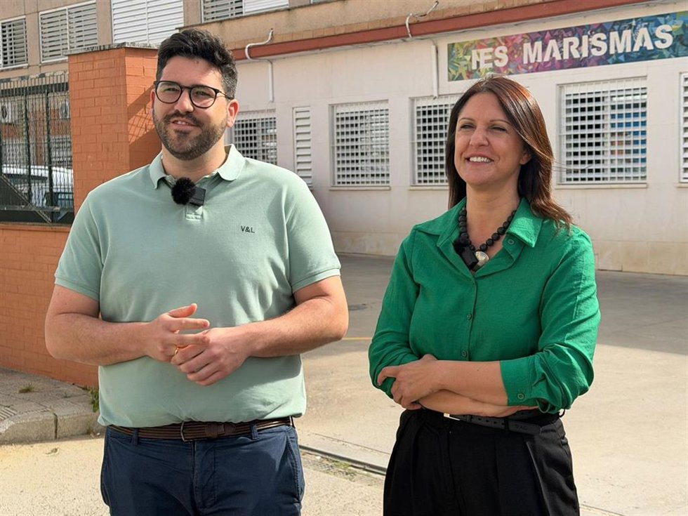 La número tres de la candidatura del PSOE de Sevilla a las próximas elecciones andaluzas, Marta Alonso, en su visita a Los Palacios y Villafranca junto al secretario general socialista en la localidad, José Ángel Amuedo.