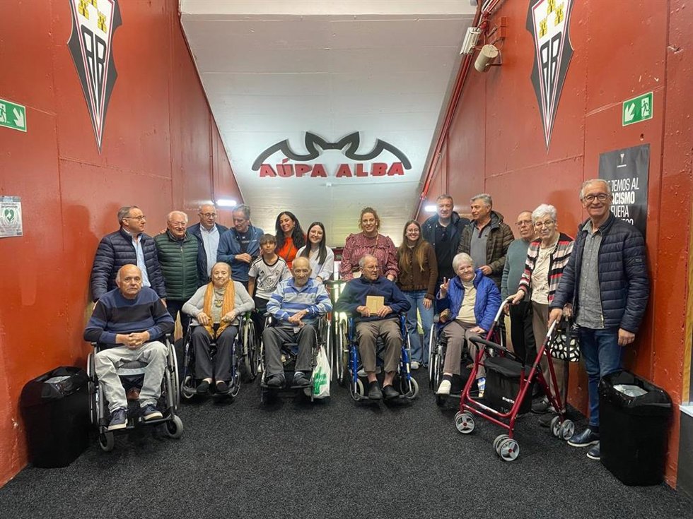Uno de los 'Talleres de Reminiscencia a través del fútbol' desarrollados por FEAFV y Fundación LaLiga.