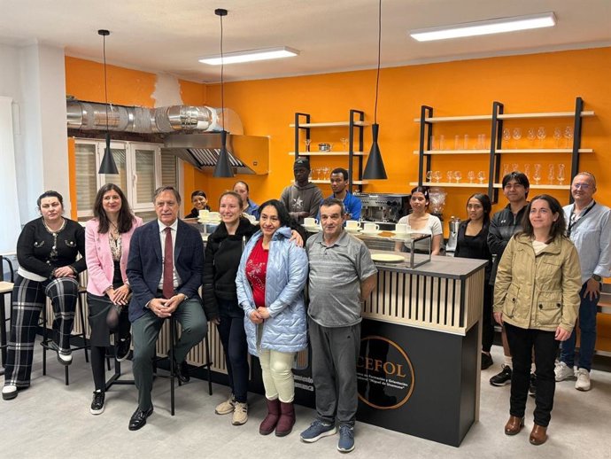 El alcalde de Salamanca, Carlos García Carbayo, junto a algunos de los participantes en el proyecto formativo Laboris Helmántica.