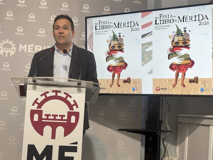 El delegado de Cultura, Antonio Vélez, presenta la Feria del Libro de Mérida