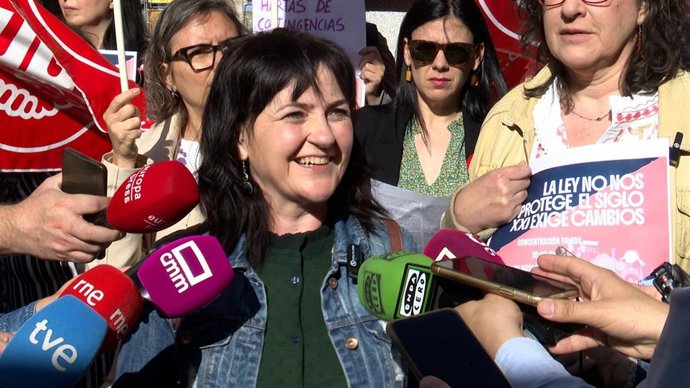 La secretaria de Empleo de UGT C-LM atiende a los medios durante la concentración celebrada en Toledo con motivo del Día Mundial de la Seguridad Laboral.