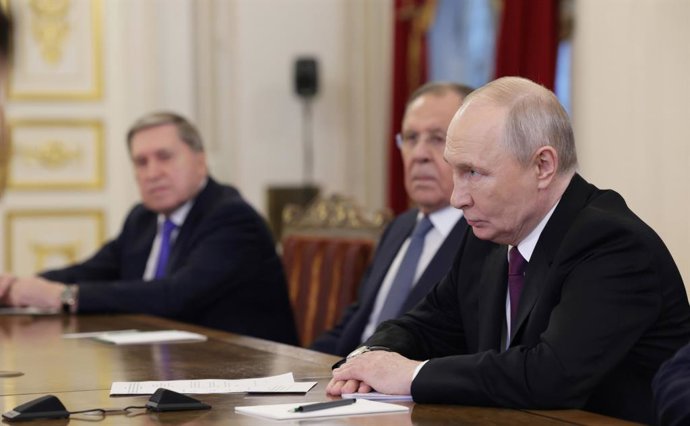 27 de abril de 2026, São Petersburgo, Rússia: O presidente russo, Vladimir Putin, ouve o ministro das Relações Exteriores do Irã, Abbas Araghchi, durante uma reunião bilateral na Biblioteca Presidencial Boris Yeltsin, em 27 de abril de 2026, em São Peters