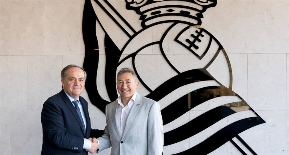 El presidente de la Real Sociedad, Jokin Aperribay, y el consejero delegado de Joma Sport, Alberto López, tras fimar el acuerdo de colaboración