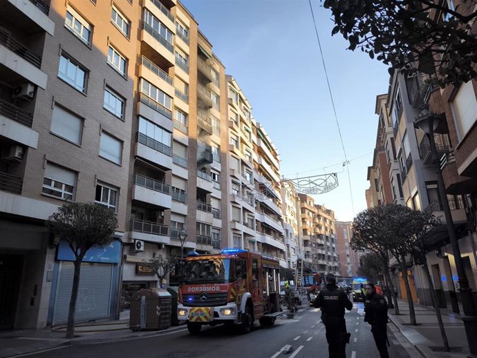 Archivo - Bomberos del Ayuntamiento trabajan para sofocar un incendio en una vivienda de la calle Duquesa de la Victoria, una de las intervenciones destacadas de 2025.