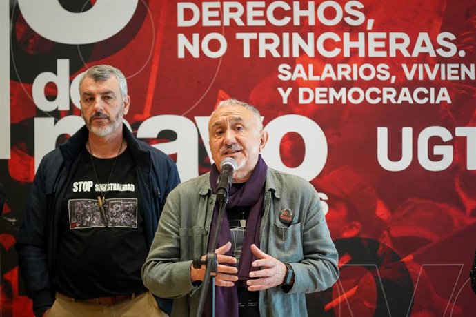 El secretario general de la UGT, Pepe Álvarez, atiende a los medios antes de clausurar una jornada, celebrada en Alcalá de Guadaíra (Sevilla), de prevención de riesgos laborales. 