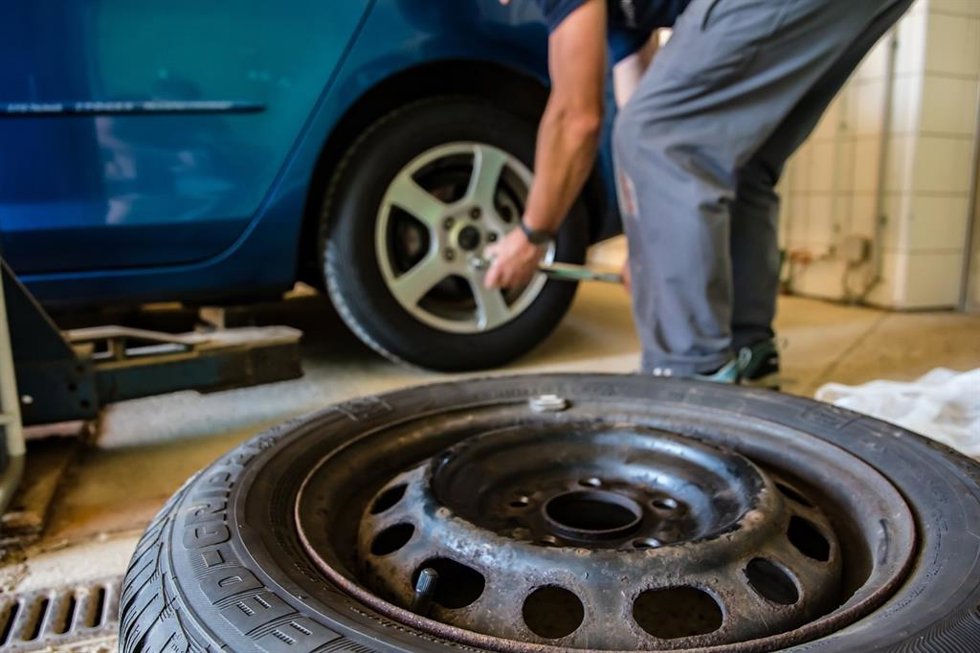 Archivo - OCU advierte diferencias de hasta 330 euros al año en la revisión del coche según la marca