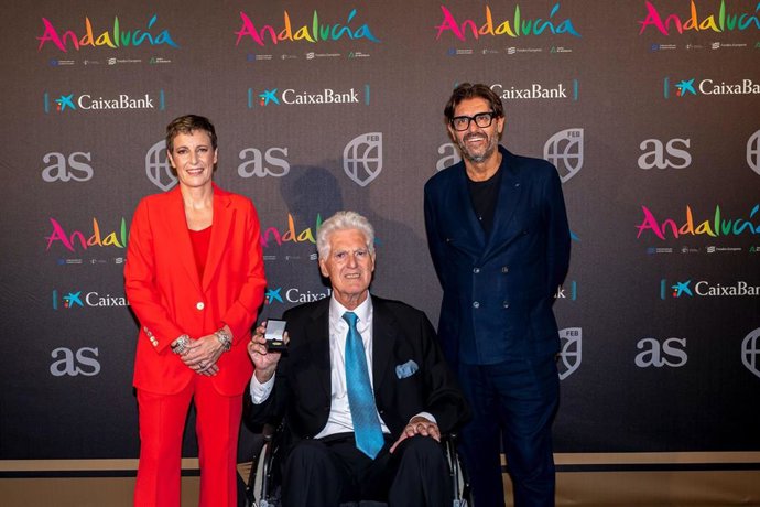 Muere Moncho Monsalve (en el centro), leyenda del baloncesto español y miembro del Hall of Fame de la FEB