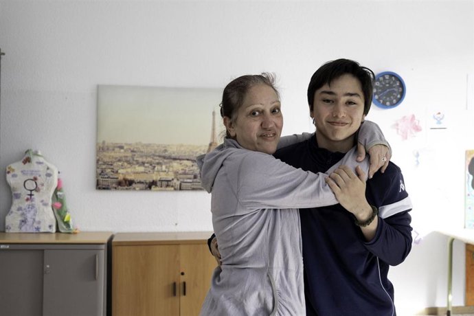 Raquel Blanco y su hijo Aarón, usuarios de CaixaProinfancia.