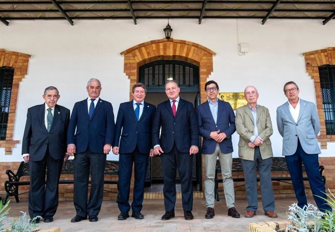 Foto de familia de la entrega las llaves de la Casa Zenobia a la Real Sociedad Colombina.
