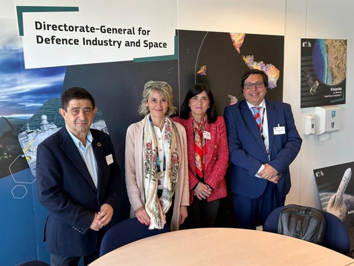 Francisco Reyes (1i) en la reunión con Lorena Boix.