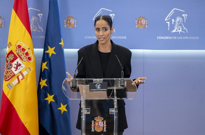 La portavoz de Más Madrid en el Congreso, Tesh Sidi, durante una rueda de prensa en el Congreso de los Diputados, a 28 de abril de 2026, en Madrid (España).