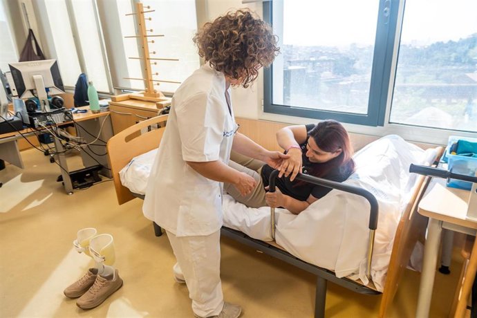 Eva Llarch asesora a un paciente