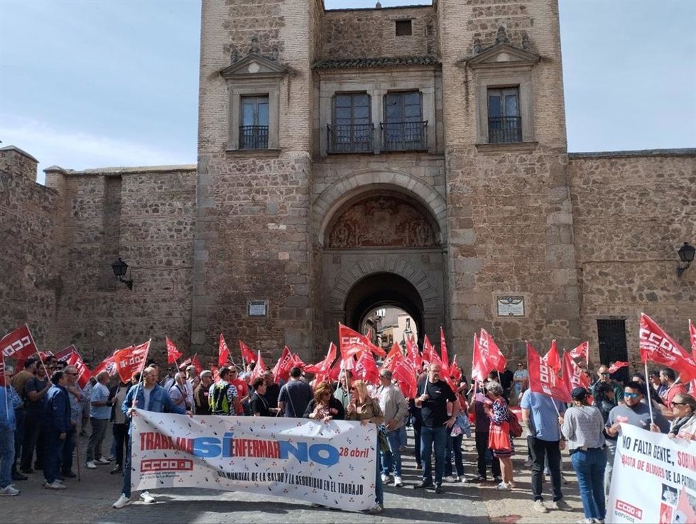 Inicio de la manifestación convocada en Toledo por CCOO Castilla-La Mancha con motivo del Día Mundial de la Seguridad y la Salud Laboral.