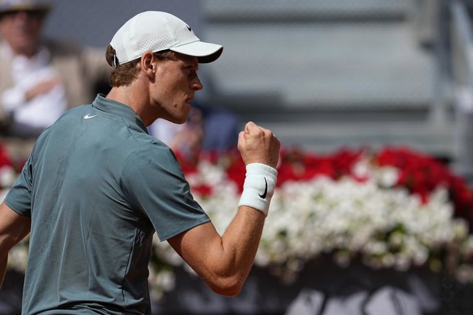 O italiano Jannik Sinner reage durante a partida contra o britânico Cameron Norrie no Mutua Madrid Open 2026, torneio ATP Masters 1000 e WTA 1000, na La Caja Mágica, em 28 de abril de 2026, em Madri, Espanha.