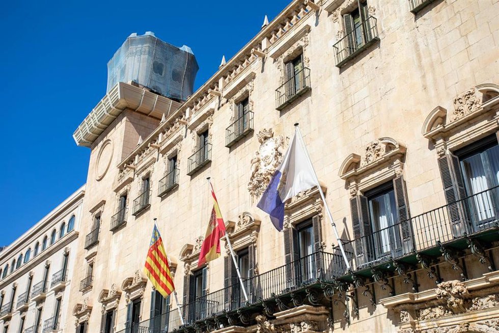 Archivo - Fachada del Ayuntamiento de Alicante