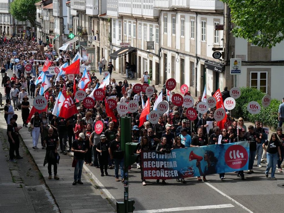 AMP.- Miles de docentes recorren las calles de Santiago para reclamar mejoras laborales: "Estamos cansados de anuncios"