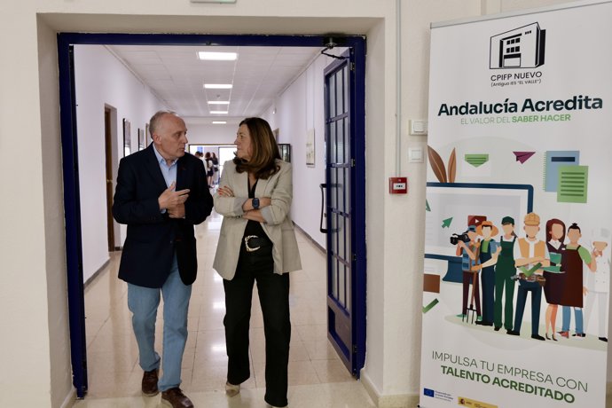La consejera de Desarrollo Educativo y Formación Profesional, María del Carmen Castillo, visita las instalaciones del primer Centro Integrado de Formación Profesional (CIFP)en Jaén. En el IES El Valle de la capital.