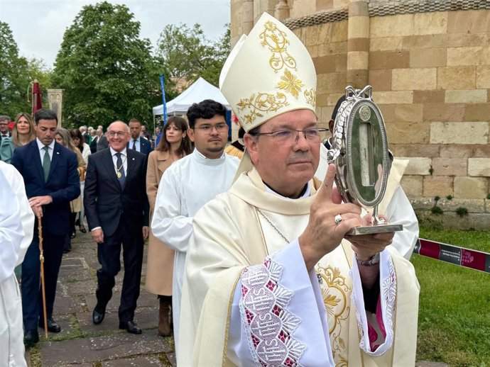 El Obispo de Vitoria, Juan Carlos Elizalde, preside la celebración en honor a San Prudencio, patrón de Álava, con la participación del Lehendakari, Imanol Pradales, y el diputado general de Álava, Ramiro González