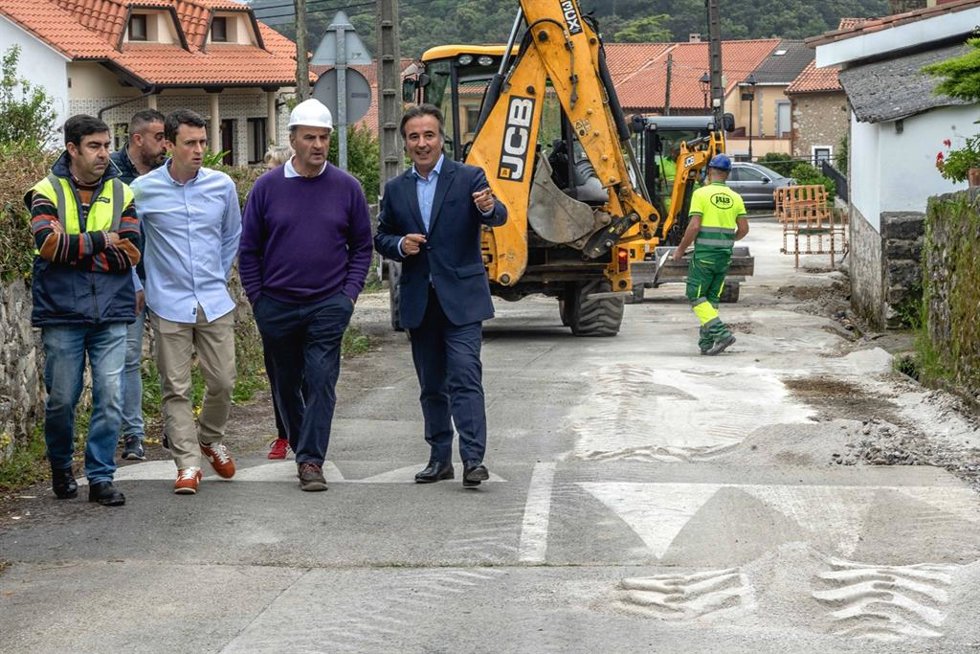 Visita a las obras de mejora de la red de abastecimiento en Santa Cruz de Escobedo