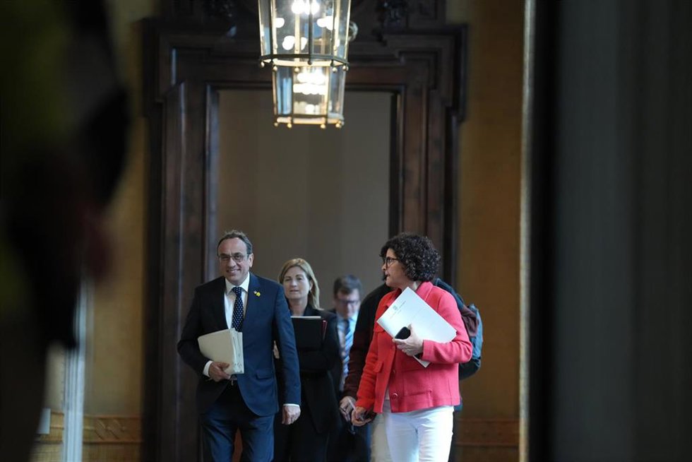 El presidente del Parlament, Josep Rull (i), a su llegada a la junta de Portavoces del Parlament de Catalunya, a 28 de abril de 2026, en Barcelona, Catalunya (España).