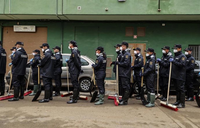Archivo - Alumnos de la Escuela Nacional de Policía con escobas en una de las zonas afectadas por la DANA, a 6 de noviembre de 2024, en Alaquàs, Valencia, Comunidad Valenciana (España). 