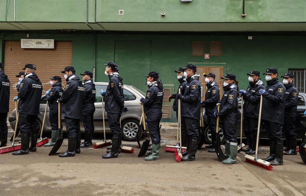 Archivo - Alumnos de la Escuela Nacional de Policía con escobas en una de las zonas afectadas por la DANA, a 6 de noviembre de 2024, en Alaquàs, Valencia, Comunidad Valenciana (España). 