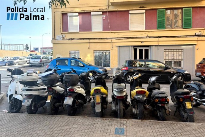 Algunos de los ciclomotores intervenidos al propietario denunciado.
