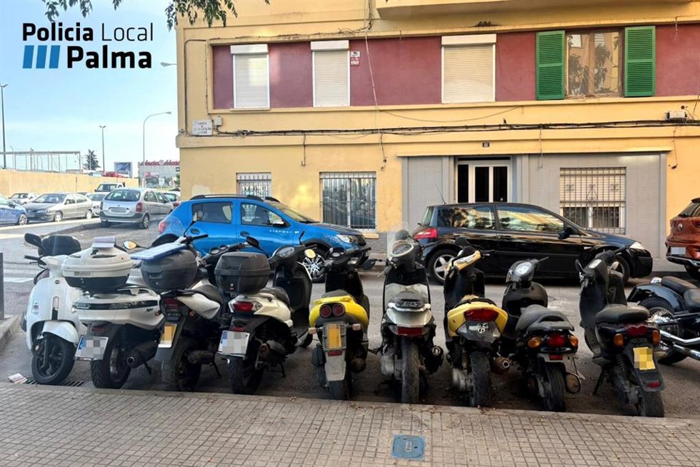 Algunos de los ciclomotores intervenidos al propietario denunciado.