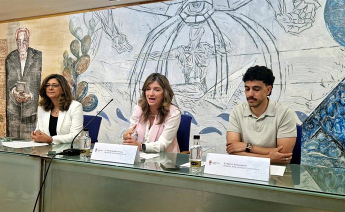 La rectora de la ULE, Nuria González (centro), en la presentación de los Cursos de Verano 2026.