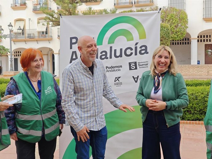 El candidato de Por Andalucía por la provincia a las próximas elecciones autonómicas, Ernesto Alba, y la concejala de IU en Rincón de la Victoria Rocío Calderón.