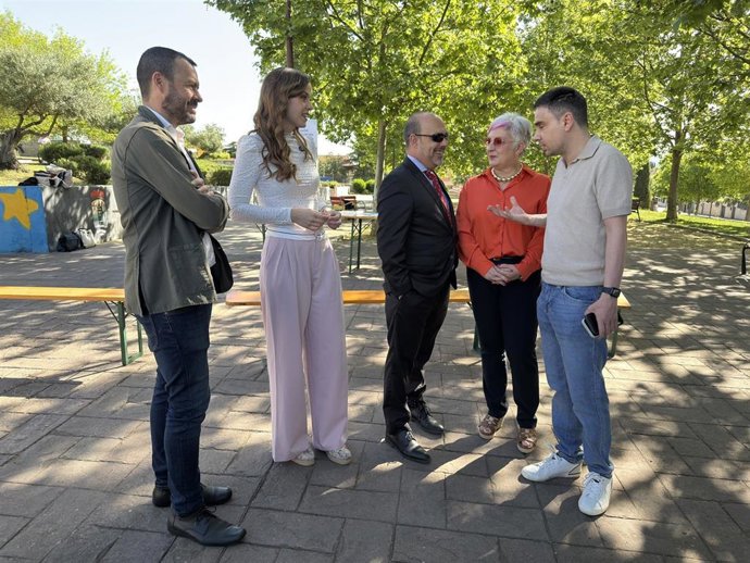 El presidente de las Cortes de Castilla-La Mancha, Pablo Bellido, en el centro
