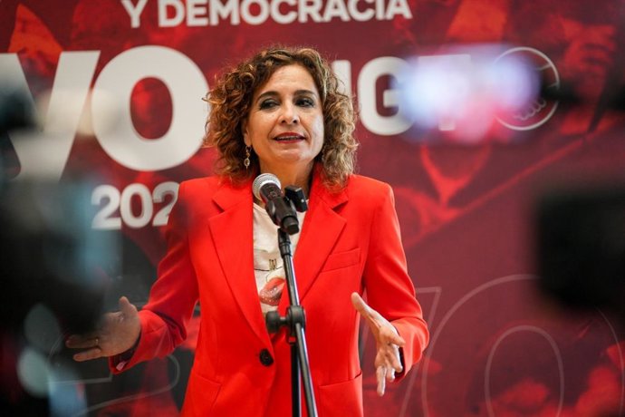 La secretaria general del PSOE-A, María Jesús Montero, atiende a los medios en una jornada de UGT sobre salud en el trabajo en Alcalá de Guadaíra (Sevilla).