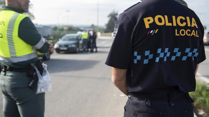 Archivo - Agente de Policía Local y de Guardia Civil