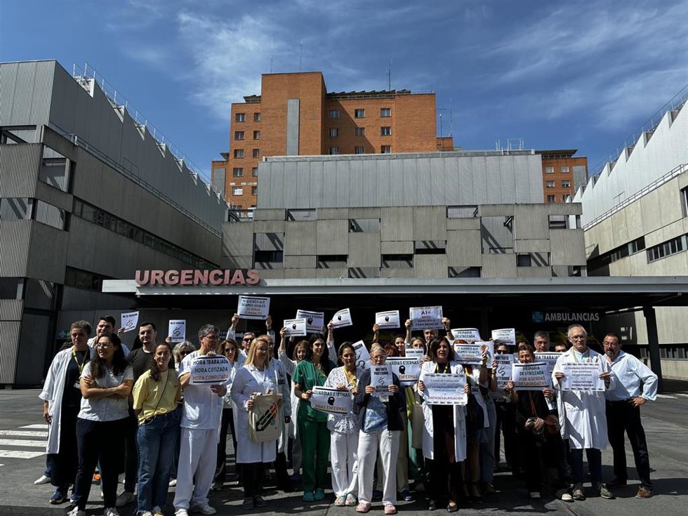 Médicos se concentran en el Clínico en una nueva jornada de huelga del colectivo médico.