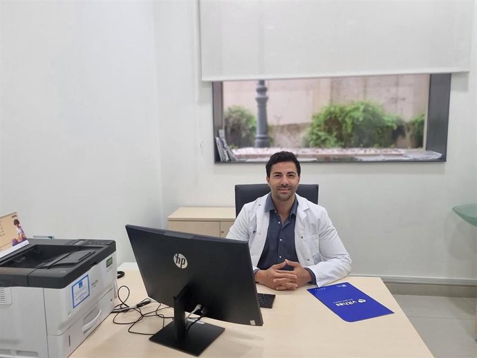 El doctor Rubén Algarra en su consulta del Hospital Vithas Xanit Estepona.