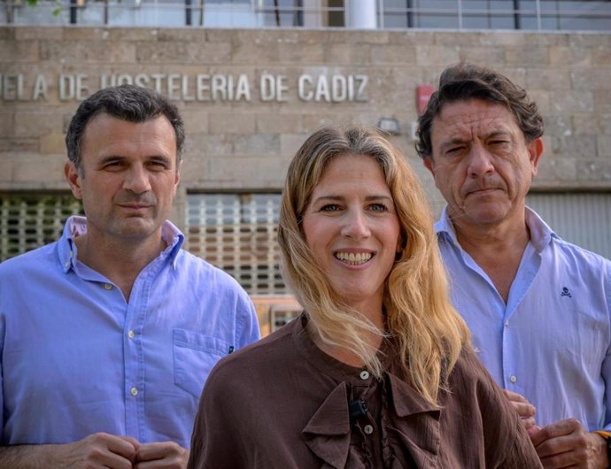 Ana Mestre junto a Bruno García y Daniel Sánchez frente a la Escuela de Hostelería de Cádiz.