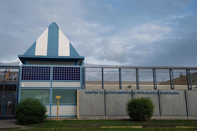 Archivo - Fachada del Centro de Internamiento de Extranjeros (CIE) de la Zona Franca de Barcelona