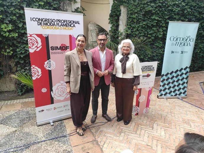 Félix Romero, entre Raquel Revuelta (izda.) y Pilar Vera, en la presentación del I Congreso Profesional de Moda Flamenca 'Córdoba DModa'.