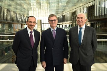 De izq. a dcha.: Gianni Vittorio Armani, consejero delegado de Endesa, Flavio Cattaneo, CEO del Grupo Enel, y José Bogas, consejero externo de Endesa.