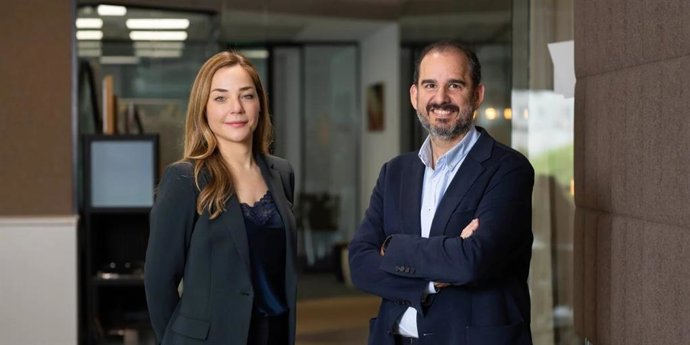 La consejera delegada de Gentile Law, Lucía Goy, y el consejero delegado y presidente ejecutivo de Auxadi, Víctor Salamanca.