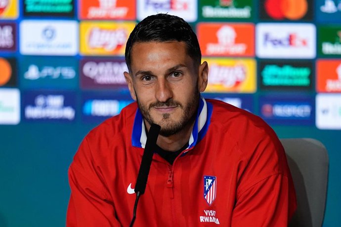 Jorge Resurreccion Koke participa de sua coletiva de imprensa durante o dia de treinos do Atlético de Madrid, antes da partida de volta das quartas de final da Liga dos Campeões da UEFA 2025/26 contra o FC Barcelona, no Riyadh Air Metropolitano, em 13 de 