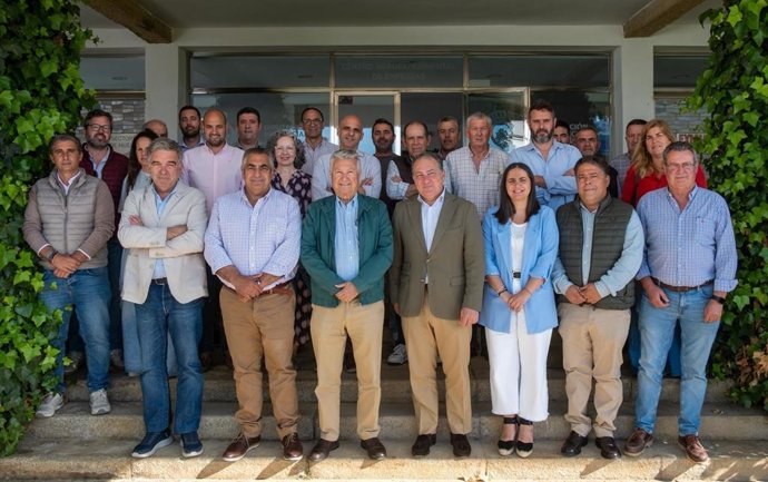 Foto de familia tras la firma del acuerdo de constitución de la Asociación Provincial de Productores de Aceite de Oliva de Huelva.