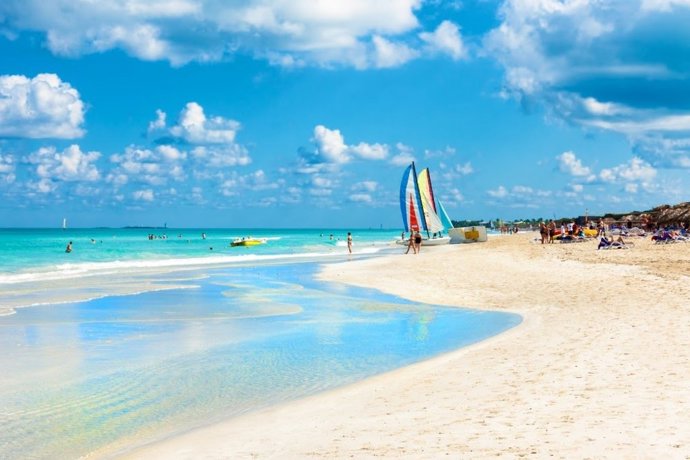 Archivo - Playa en Cuba.