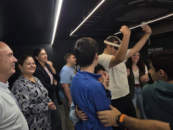 Participantes en el aula móvil 'EducaBus', que recorre Andalucía ofreciendo a escolares información ambiental.