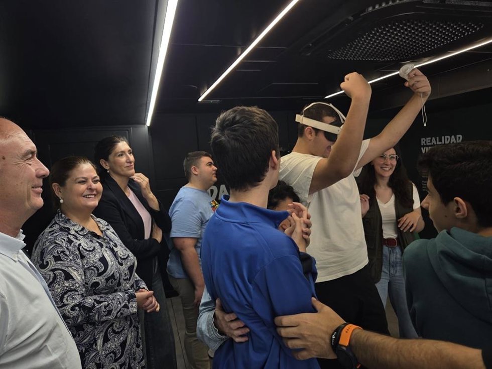 Participantes en el aula móvil 'EducaBus', que recorre Andalucía ofreciendo a escolares información ambiental.