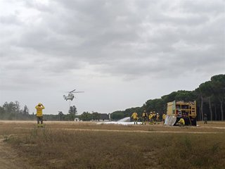 Parte del simulacro de incendio forestal en Hinojos.