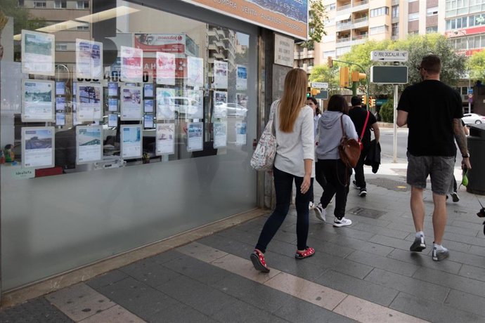 Archivo - Anuncios de viviendas en venta en una inmobiliaria de Palma.